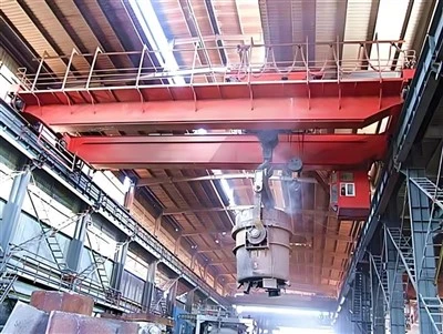 Crane overhead casting metalurgial